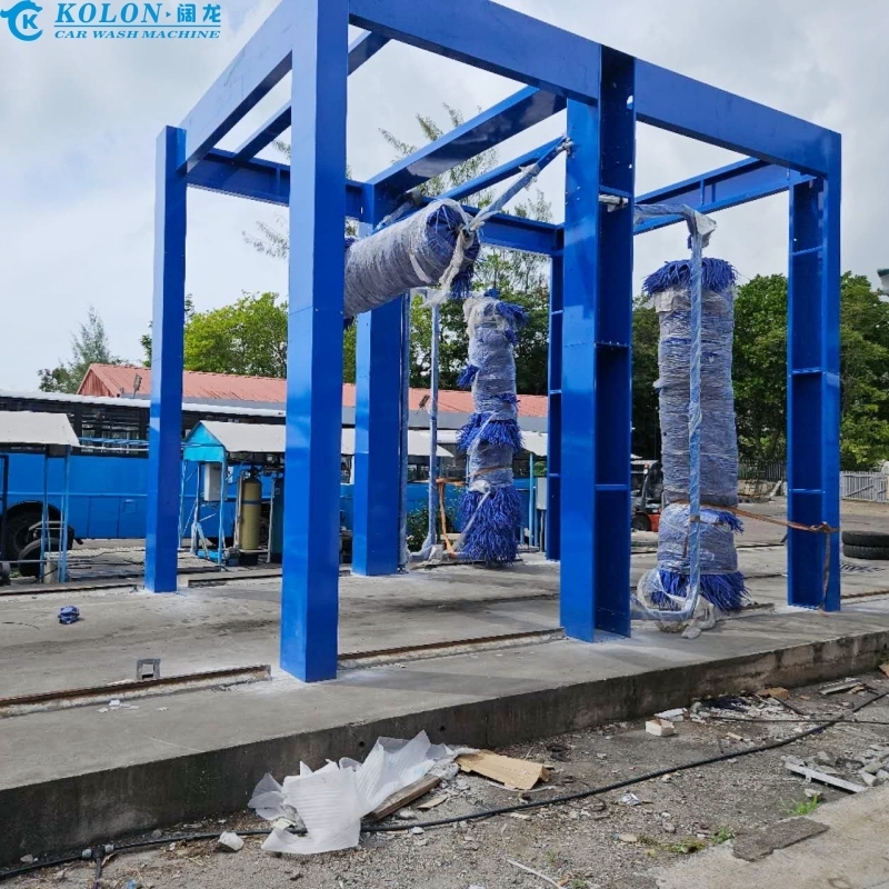 КОЛОН Драйв через кнопку аварийной остановки Оснащенная 3 щетками Автобусная стиральная машина с управлением PLC Потребление воды 267L